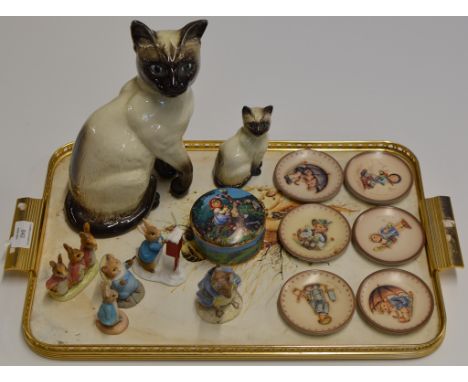 LOT COMPRISING LARGE BESWICK CAT ORNAMENT &amp; SIMILAR SMALLER MODEL, VARIOUS BEATRIX POTTER ORNAMENTS, GOEBEL MINIATURE PLA