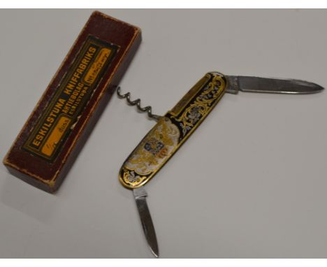 AN EARLY 20TH CENTURY SWEDISH MILITARY STYLE POCKET KNIFE WITH ENAMEL DECORATION &amp; ROYAL COAT OF ARMS MOTIF, BY E.K.F. (E