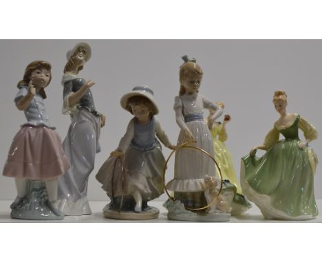 GROUP OF 4 VARIOUS NAO FIGURINE ORNAMENTS, TOGETHER WITH 2 ROYAL DOULTON FIGURINE ORNAMENTS     