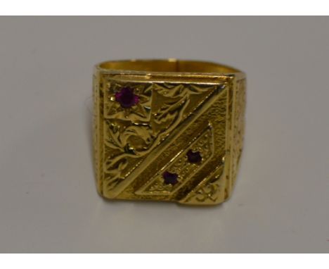 GENT'S HEAVY 18 CARAT GOLD SIGNET STYLE RING SET WITH 3 SMALL RUBIES - APPROXIMATE WEIGHT = 19.7 GRAMS     