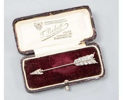 An Edwardian yellow metal and rose cut diamond set arrow bar brooch, 56mm, gross weight 3. grams.