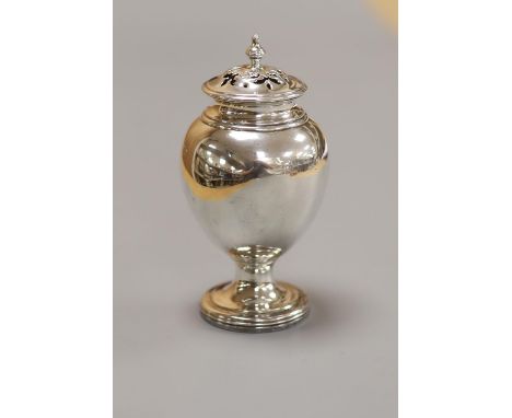 A Victorian silver pounce pot, London, 1861, 10cm, 96 grams.