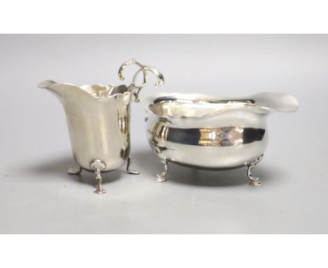 An Edwardian silver cream jug, Birmingham, 1906 and a later silver sauceboat,6.5oz.