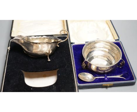 A cased George V silver three handle bowl and spoon, Birmingham, 1928 and a silver sauceboat, 7oz.