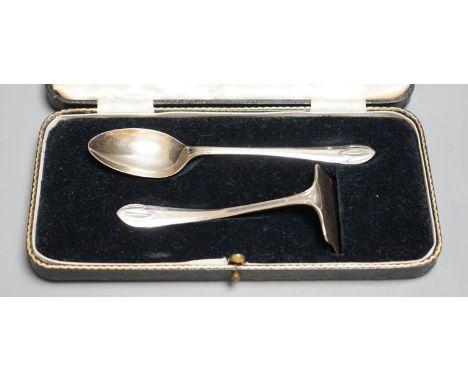 A cased George V silver spoon and pusher.