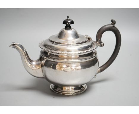 A George V silver teapot, marks rubbed, gross 13oz.