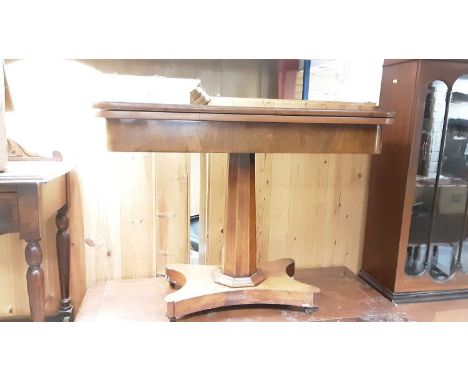 Victorian mahogany card table with foldover top on fluted pedestal and quatrefoil platform base, 91cm wide