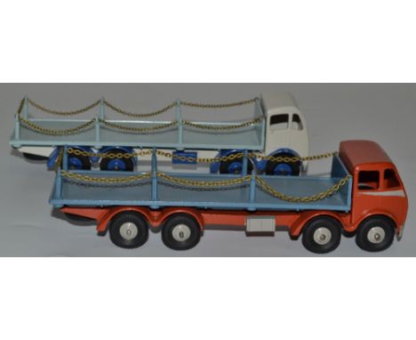 Dinky Toys 905 Foden Flat Truck with chains, red cab and chassis, blue flatbed, Foden 'FG' type cab radiator, six rounded cha