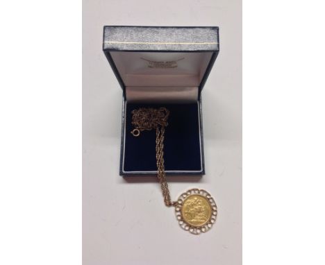 Coin, Great Britain, Royal Mint, Gold, Sovereign 1900, in 9ct loose mount with chain (19.3gm gross)