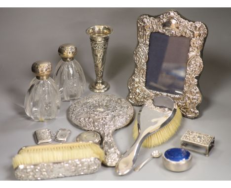 A pair of Edwardian silver mounted glass scent bottles(dented lids), a silver and enamel compact and pill box(both a.f.), a m