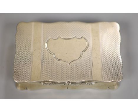 A George V silver snuff box, Joseph Gloster Ltd, Birmingham, 1914, 76mm.