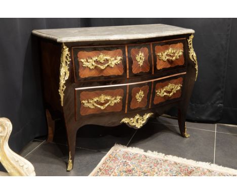 'antique' Louis XV style chest of drawers in marquetry with mountings in gilded bronze and with a marble top || 'Antieke' Lod