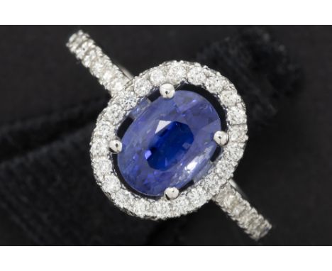 ring in white gold (18 carat) with an oval circa 2,20 carat Ceylan sapphire and with circa 0,35 carat of very high quality br