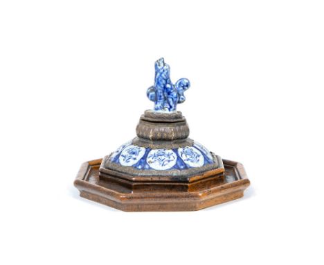 antique inkwell in wood with brass mountings and in ceramic from Delft with a blue-white decor || Antieke inktpot in hout met