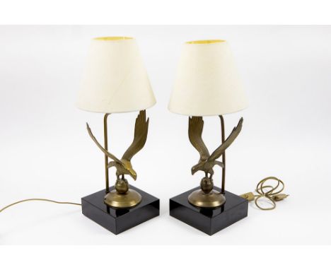pair of lamps with a bronze sculpture on a wooden base || Paar schemerlampen met als voet een bronzen sculptuur op een basis 