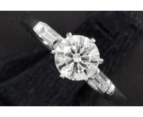 a 1,01 carat high quality brilliant cut diamond set in a ring in white gold (18 carat) with circa 0,30 carat of small very hi