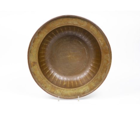 antique brass basin with embossed and engraved ornamentation || Antiek bekken in een koperlegering met gedreven en gegraveerd