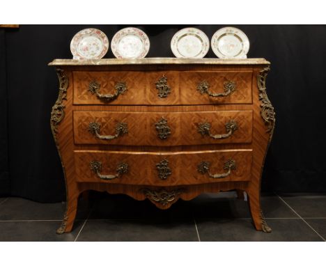 Louis XV style chest of drawers in parquetry with mountings in bronze and a marble top || Lodewijk XV-commode met gegalbeerd 