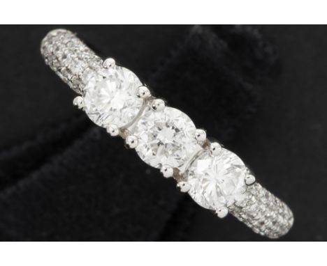 ring in white gold (18 carat) with circa 1,10 carat of very high quality brilliant cut diamonds || Bandring in witgoud (18 ka