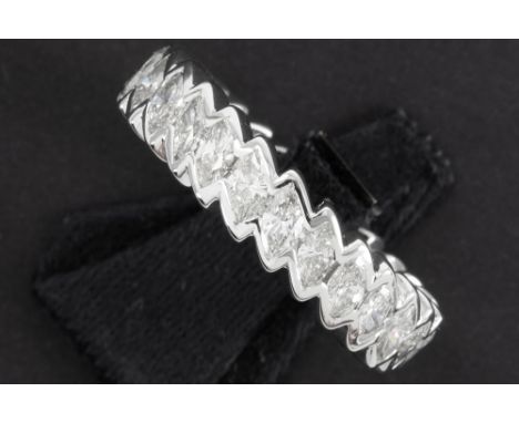 ring in white gold (18 carat) with ca 2,70 carat of high quality marquise cut diamonds || Zgn alliance à l'américaine met rin