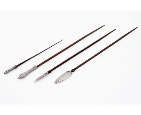 four antique Japanese arrow-heads || Lot van vier antieke Japanse pijlpunten  -  lengtes: 18,5 - 19,5 cm