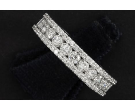 ring in white gold (18 carat) with at least 0,70 carat of very high quality brilliant cut diamonds || Vrij klassieke zgn "hal