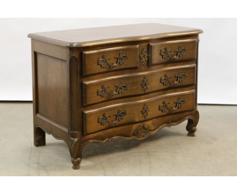 Louis XV style chest of drawers in oak with bronze grips || Lodewijk XV-commode met dubbelgebogen front in eik en met vier la