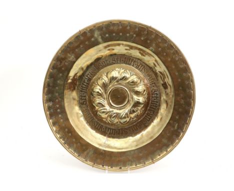 16th/17th Cent. brass baptism basin in brass with typical embossed decor || Zestiende/ zeventiende eeuwse doopschotel in kope