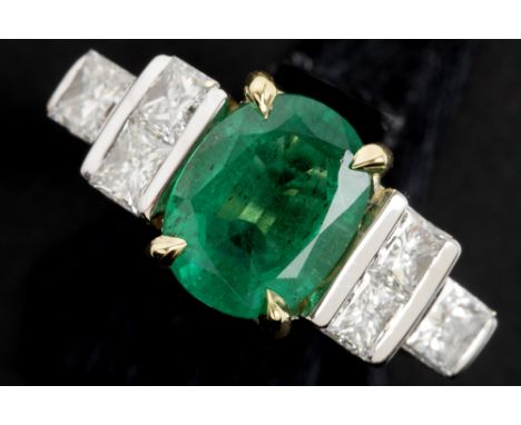 Harry Winston style ring in yellow and white gold (18 carat) with a 2,32 carat Zambian emerald and 1,08 carat of very high qu