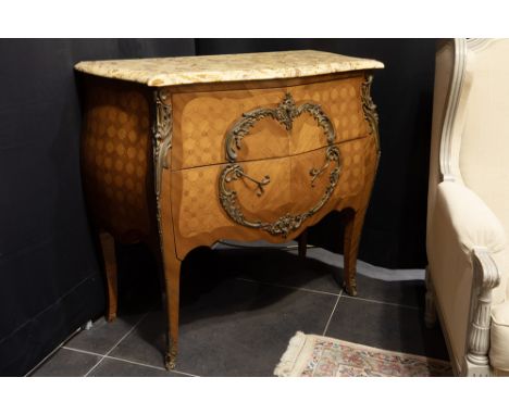 small 'antique' Louis XV style chest of drawers in marquetry with mountings in bronze and with a marble top || Kleine 'antiek