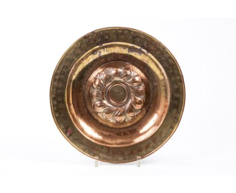 antique, presumably 17th Cent. baptism basin in brass || Antieke, allicht zeventiende eeuwse, zware doopschotel in koper met 