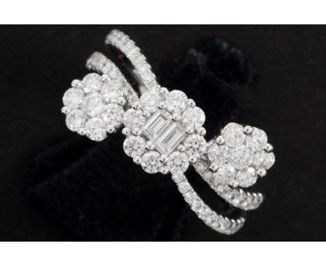 modern ring in white gold (18 carat) with more then 1,30 carat of high quality brilliant and baguette cut diamonds || Moderne