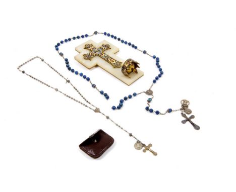 various lot with two silver paternosters and an antique water basin with cross in cloisonne on alabaster || Lot (3) met twee 