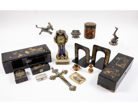 various lot with small boxes, a miniature longcase clock in ceramic, ... || Varia met doosjes, staande miniatuur klok in faïe