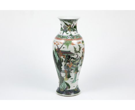 quite big antique Chinese vase in porcelain with a Famille Verte decor with a courtly scene || Vrij grote antieke Chinese vaa