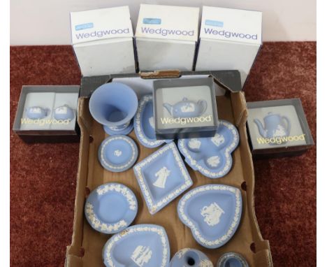Selection of various Wedgwood ceramics, including various trinket dishes, vases, miniature tea pots, various boxed Wedgwood e