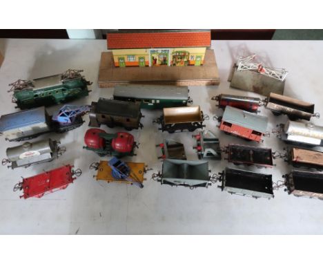Large collection of O gauge Hornby and other model railway, including a Sncf Paris, 1B1 711 electric train engine, large sele