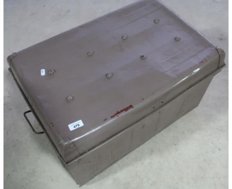 Painted rectangular vintage tin trunk (63cm x 42cm x 41cm) 