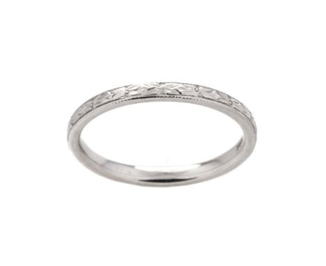 Platinum (950) ladies ring / band with engraved decoration, size M/N, 3.1 grams.  