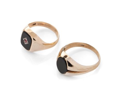 9ct gold gents ring, one set with onyx, size Z+2, with another set with a ruby amongst bright cut decoration, size X, combine