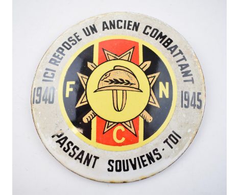 Enamel plaque 1940 - 1945 ICI REPOSE UN ANCIEN COMBATTANT F C N PASSANT SOUVIENS - T01. Diameter 15cm.  In good original cond