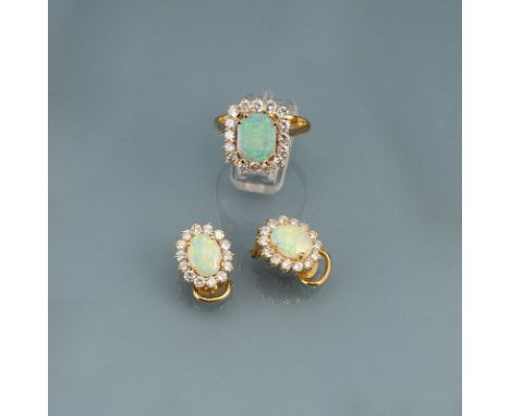 Ring und Ohrringe mit Opal-BesatzRM 58, L. 1,3  cm750 Gelbgold, Ring besetzt mit einem weißen Opal-Cabochon (ca. 1,2 ct.) und