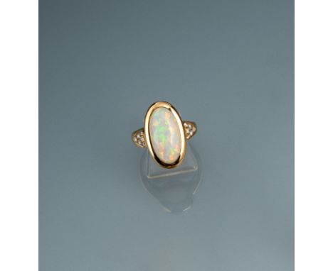 Ring mit weißem OpalRM 56750 Gelbgold-Schiene, ausgefasst mit einem Opal-Cabochon von ca. 5,75 ct., flankiert von 12 Brillant