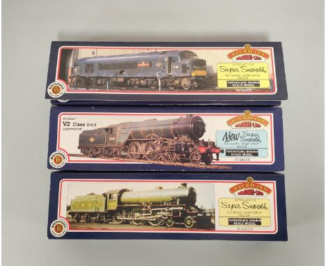 Bachmann Branchline. Three 00 gauge locomotives to include a BR Class V2 2-6-2 60800 "Green Arrow" 31-551, LNER Class B1 4-6-
