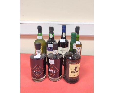 Seven bottles of assorted Port, To include Warre's 1992 vintage port, Sandeman white port etc, 19%, 20% vol, 75cl&nbsp; (7) 