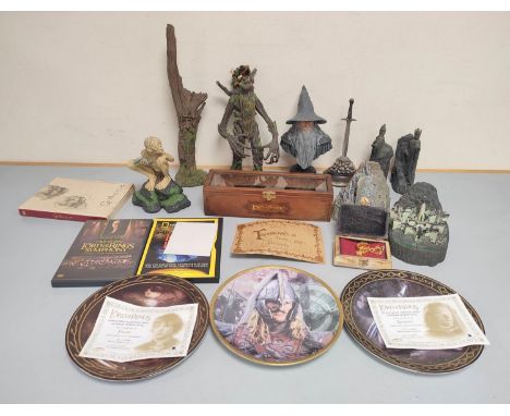 Collection of Lord of the Rings collectables to include examples by Sideshow Collectibles, Applause etc. To include Sideshow 