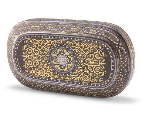 A RARE SPANISH TOLEDO, GOLD, SILVER AND DAMASCENED SNUFF BOX, 18TH CENTURY, the top and bottom of fine gold inlay in scrollin