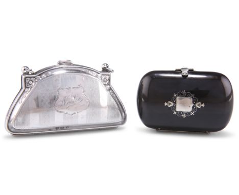 A GEORGE V SILVER EVENING PURSE,&nbsp;maker's mark indistinct, Birmingham 1916, cast as a hinged handbag on chain, with flowe