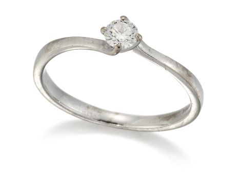 AN 18 CARAT WHITE GOLD SOLITAIRE DIAMOND RING, a round brilliant-cut diamond in a claw setting, to bypass scroll shoulders. D