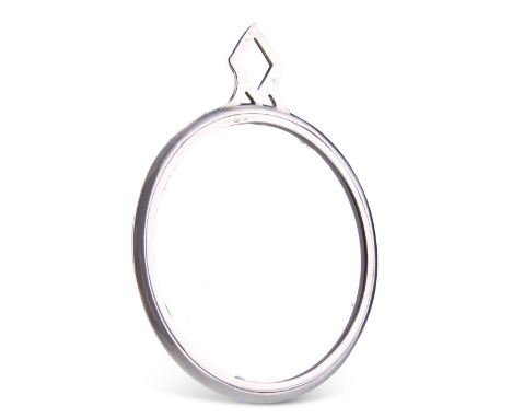 AN ART DECO SILVER HAND MIRROR,&nbsp;import marks, George Stockwell, London 1933, circular with engine-turned engraving to re